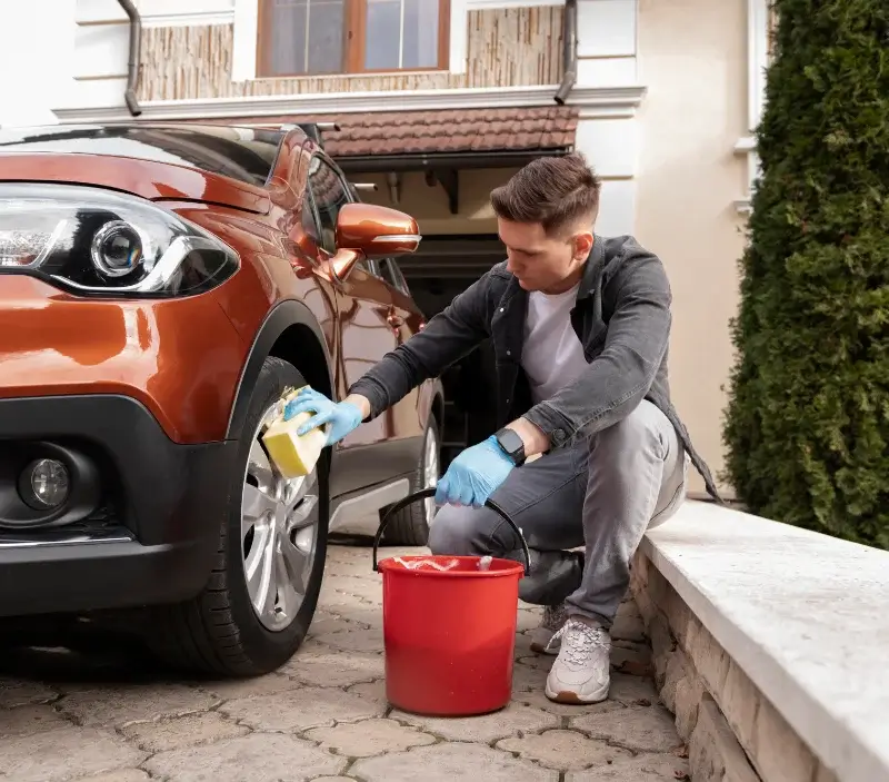 Lavage auto à domicile Coulonges-Thouarsais : professionnel intervenant sur un véhicule
